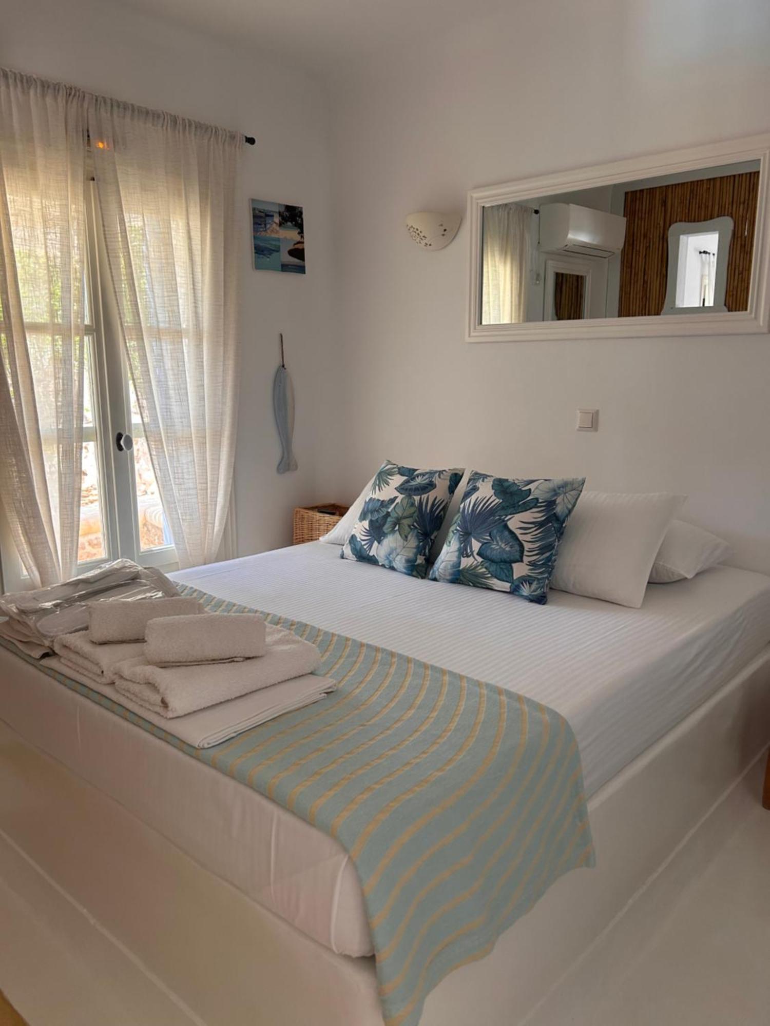 Simos Suites Elafonissos Exteriör bild